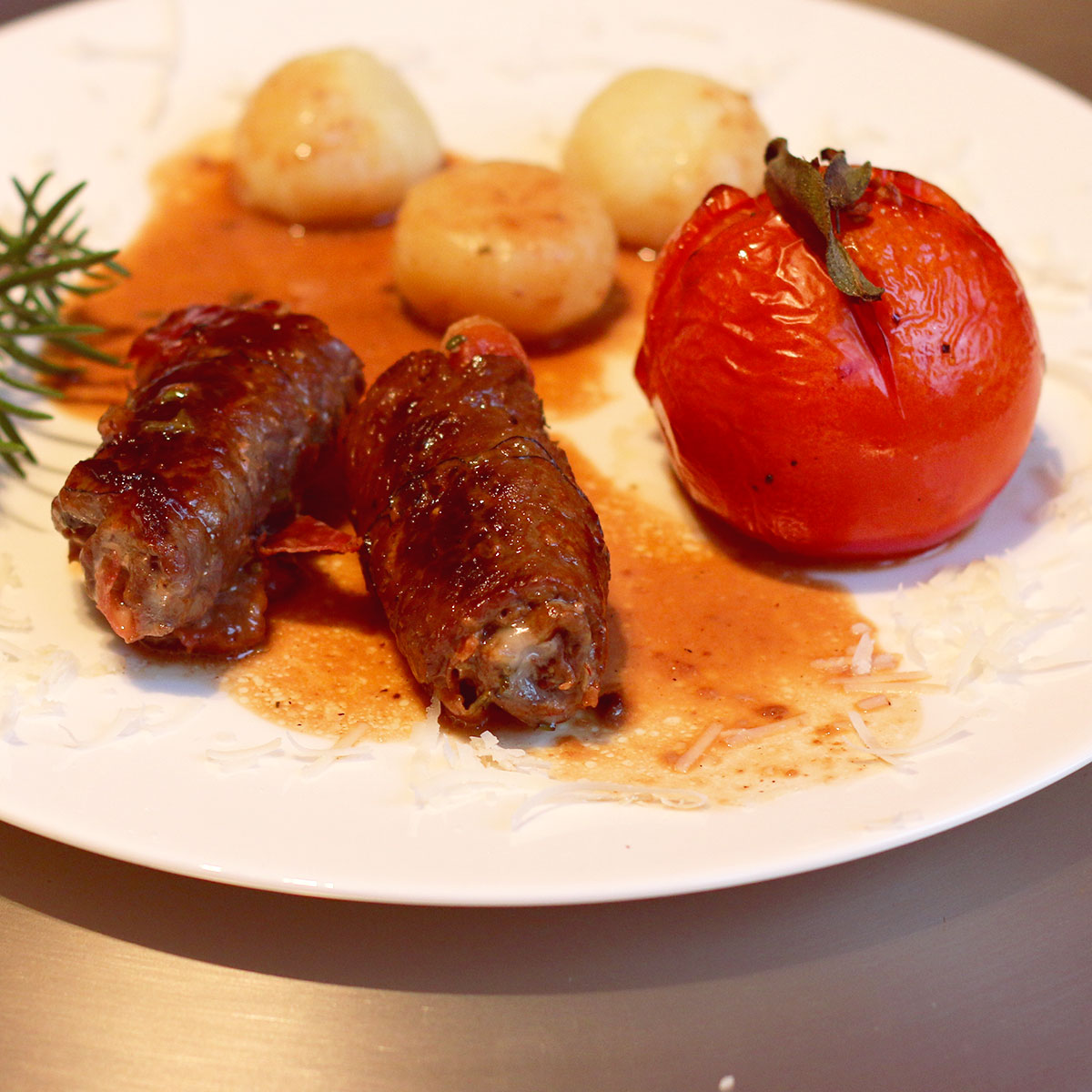Mediterrane Rouladen mit Balsamico-Tomaten | Koch für 2! - Koch für 2!