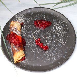Pfannkuchen mit roten Johannisbeeren