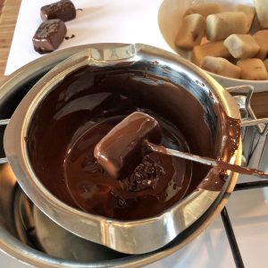 Marzipan-Nougat-Konfekt mit Schokolade umhüllen | Weihnachtskekse