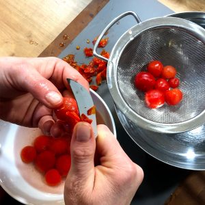 Ketchup: Tomaten häuten