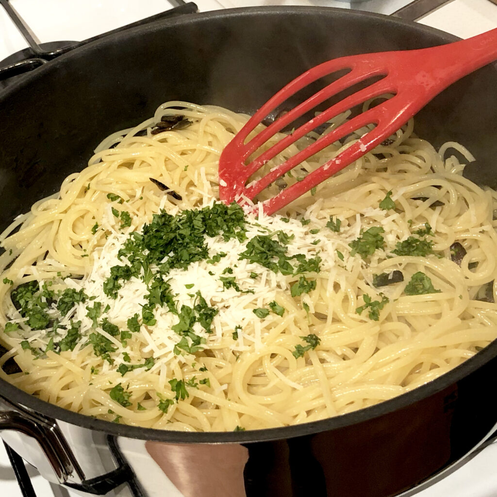 pasta aglio e olio mit Petersilie und Parmesan | Koch für 2!