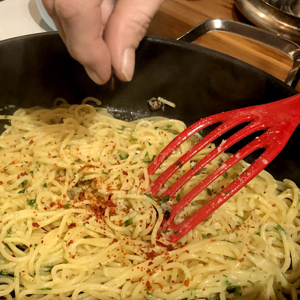 pasta aglio e olio mit Chiliflocken | Koch für 2!