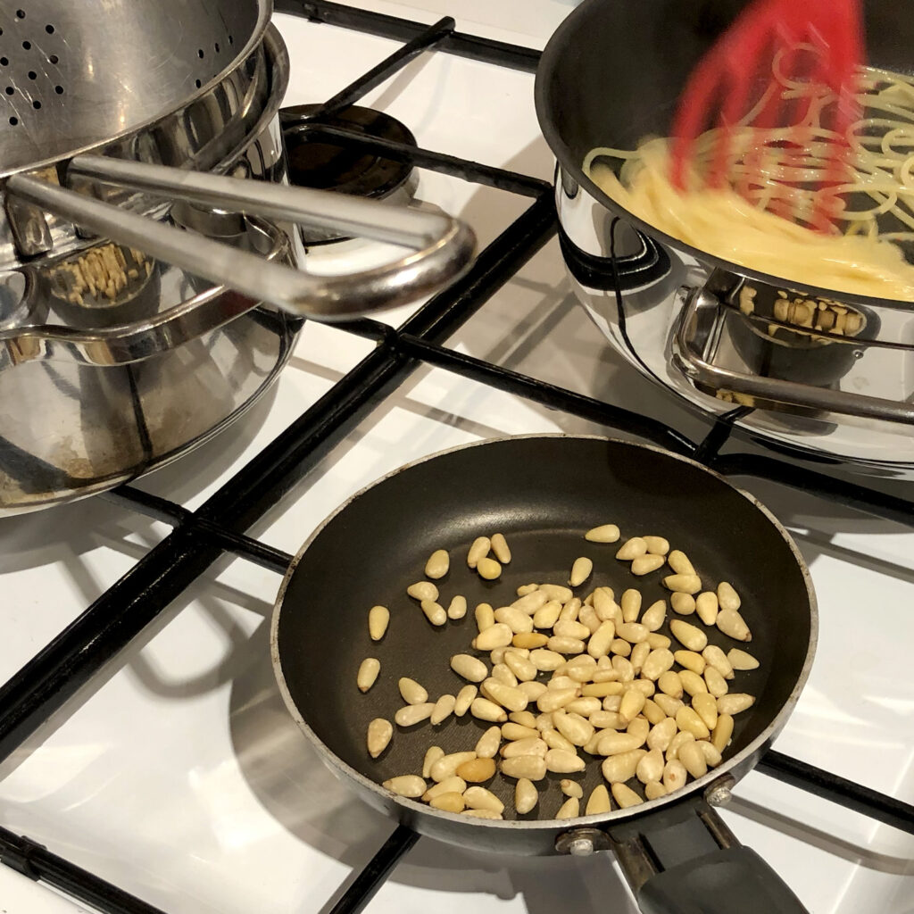 spaghetti aglio e olio mit Pinienkernen | Koch für 2!