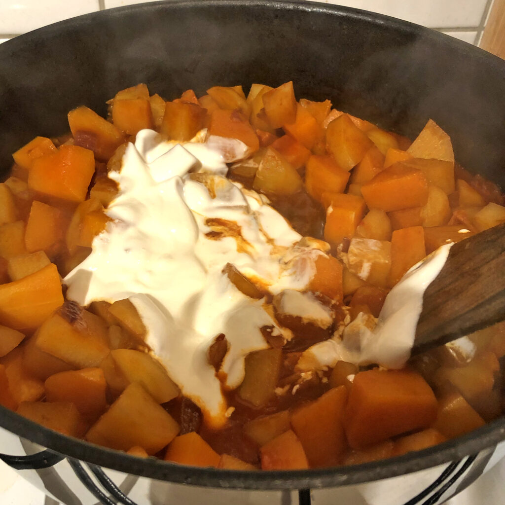 Kürbis-Kartoffel-Gulasch mit saurer Sahne | Koch für 2!
