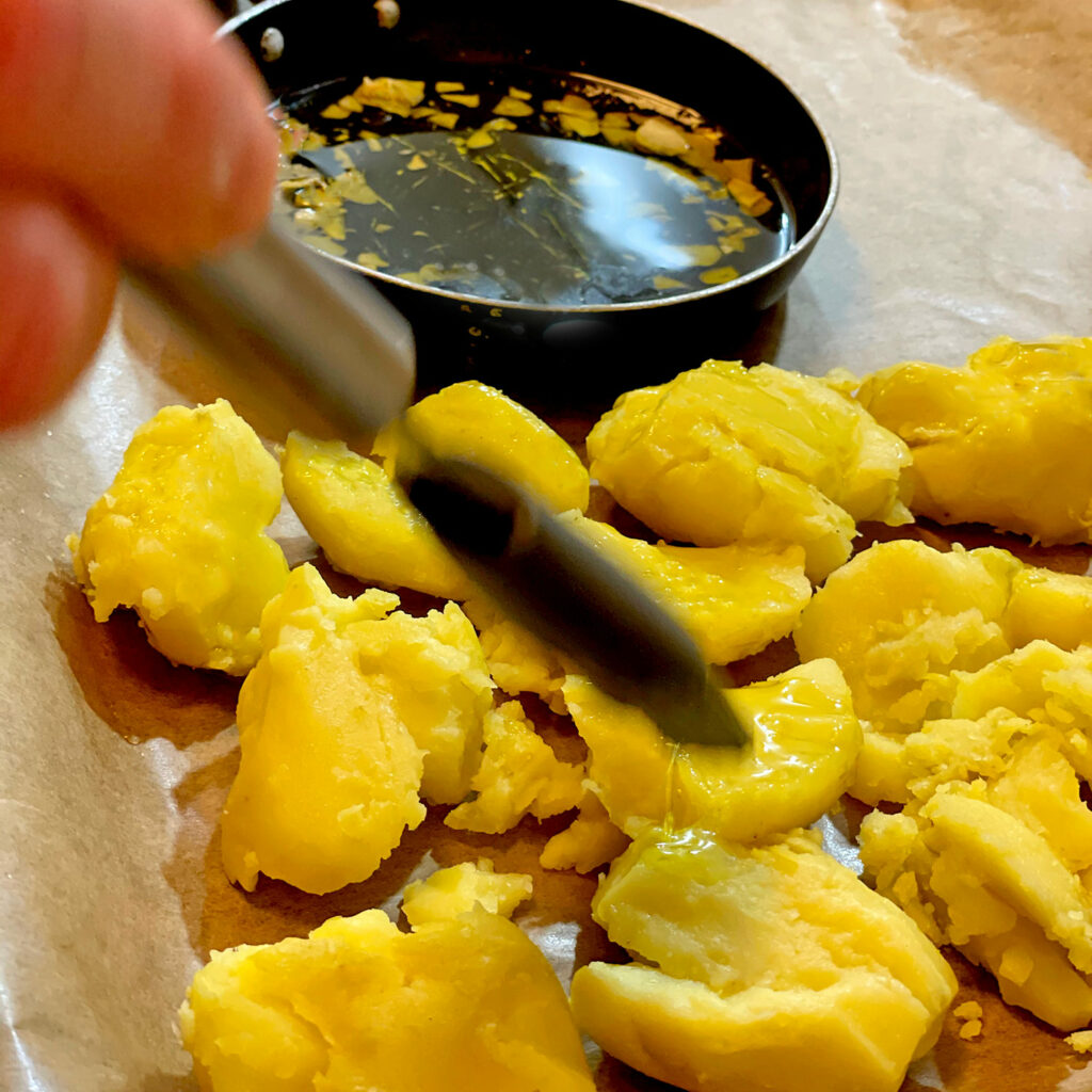 Smashed Potatoes mit Knoblauchöl | Koch für 2!