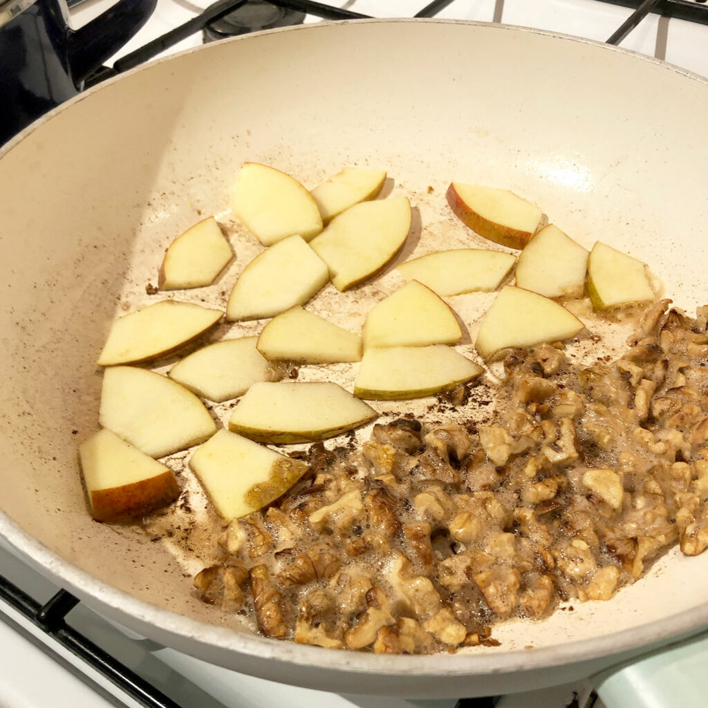 Walnüsse und Apfel für Süßkartoffel-Suppe rösten | Koch für 2