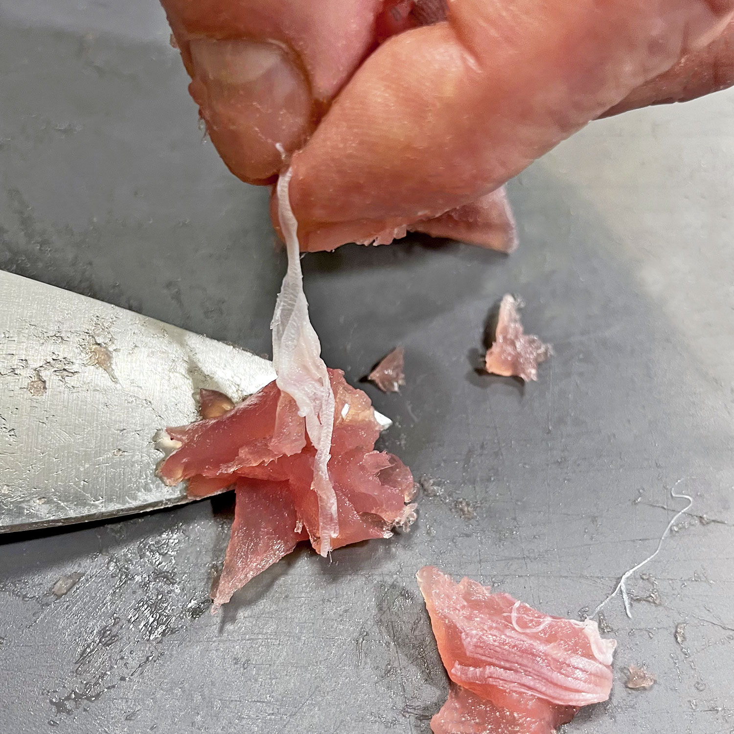 Thunfisch für Thunfisch-Avocado-Tatar vorbereiten | Koch für 2!: Silberhäutchen entfernen | Koch für 2!