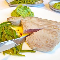 Thunfisch mit Wasabi-Erbsenpüree und Zuckererbsenstroh | Rezept | Koch für 2!
